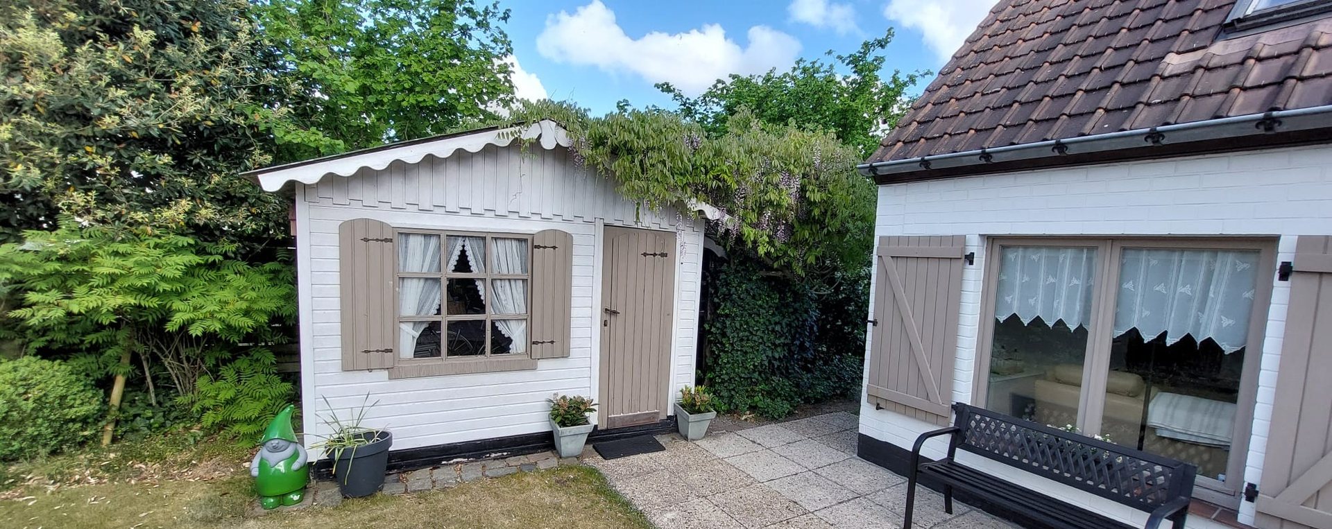 Buitenkant van vakantiehuisje Vis17 met tuin en terras